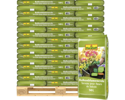 Une palette Europe empilée avec des sacs de terreau pour fleurs de balcon FloraSelf de 50 litres chacun pour un apport optimal en nutriments.