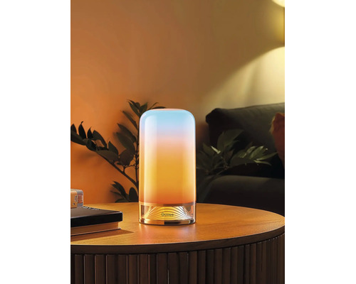 Lampe de table Govee avec diffuseur cylindrique sur une table en bois dans une pièce de vie.
