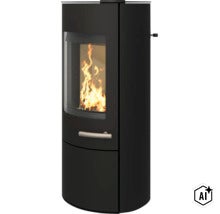 Moderner Kaminofen aus Stahl mit großem Sichtfenster und brennendem Feuer für eine effiziente Beheizung des Wohnraums. (Image AI modified or generated)