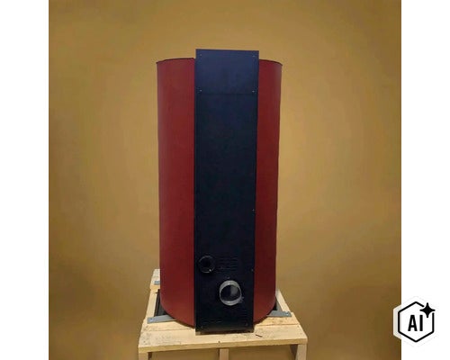 Un poêle à granulés ou poêle à bois rond avec une façade de commande verticale sur une palette en bois. (Image AI modified or generated)