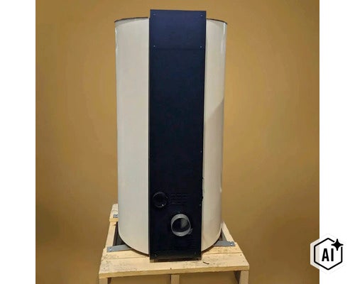 Un chauffe-eau cylindrique posé sur une palette en bois. (Image AI modified or generated)