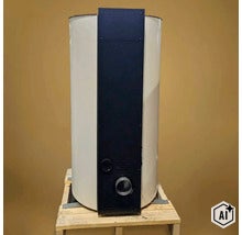 Un chauffe-eau cylindrique posé sur une palette en bois. (Image AI modified or generated)