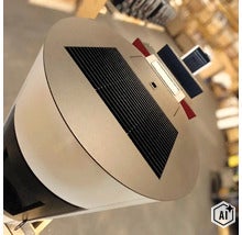 Lampe d'extérieur solaire avec panneau solaire intégré sur le dessus. (Image AI modified or generated)