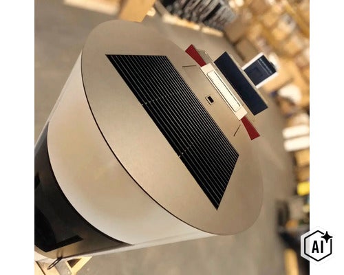Lampe d'extérieur solaire avec panneau solaire intégré sur le dessus. (Image AI modified or generated)