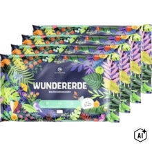 Quatre paquets de terreau Wündererde Wachstumswunder avec motif de plantes décoratif et logo Wundergarten. (Image AI modified or generated)