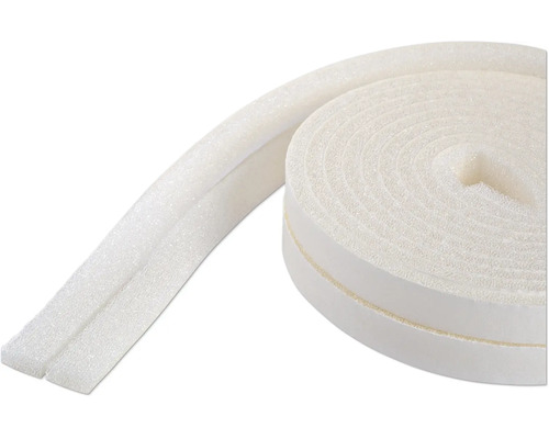 Un rouleau de joint en mousse adhésif pour l'étanchéité des fenêtres et des portes.