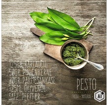 Rezept für Bärlauch Pesto mit frischen Blättern und Zutatenliste auf einem rustikalen Holzuntergrund. (Image AI modified or generated)