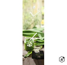 Horloge murale avec motif d'un pot de pesto à l'ail des ours et fleurs d'ail des ours sur une table en bois rustique (Image AI modified or generated)