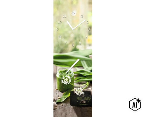 Wanduhr mit Motiv eines Glases Bärlauchpesto und Bärlauchblüten auf rustikalem Holztisch (Image AI modified or generated)