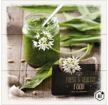 Bärlauchpesto in einem Glas mit frischen Bärlauchblüten und einem Schild mit der Aufschrift Frisch und gesund auf einer Holzunterlage. (Image AI modified or generated)