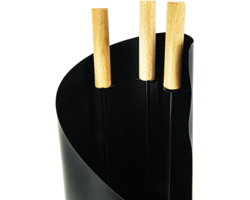 Kaminbesteck mit Holzgriffen in einem stabilen Metallständer für Ofen und Kamin