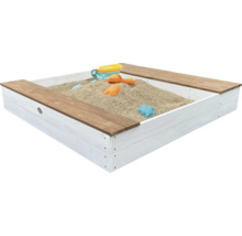 Quadratischer Sandkasten aus Holz mit Sitzrand und Sandspielzeug gefüllt mit Sand für den Garten.