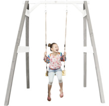 Un enfant heureux se balance sur une balançoire en bois avec un cadre en bois robuste pour le jardin.