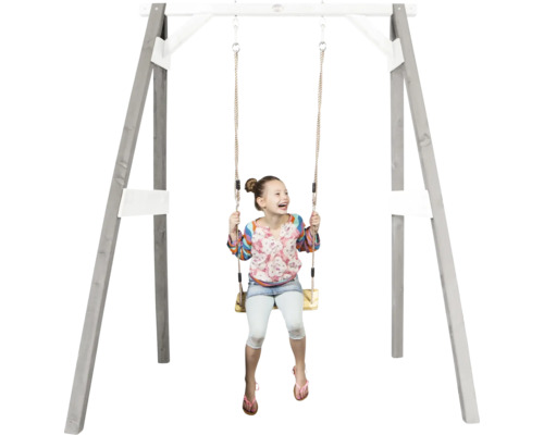 Un enfant heureux se balance sur une balançoire en bois avec un cadre en bois robuste pour le jardin.