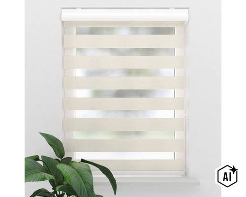 Doppelrollo mit abwechselnd blickdichten und transparenten Streifen vor einem Fenster mit einer Zimmerpflanze im Vordergrund (Image AI modified or generated)