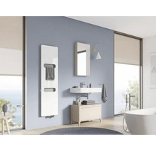 Salle de bain moderne avec radiateur sèche-serviettes vertical, vasque en marbre, armoire de toilette, meuble et baignoire îlot près de la fenêtre.