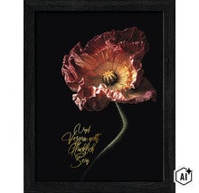 Wandbild mit einer Mohnblume und dem Schriftzug Und vergiss nicht glücklich zu sein im schwarzen Rahmen. (Image AI modified or generated)