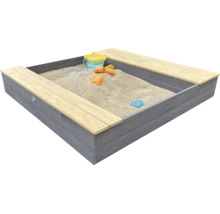 Bac à sable carré en bois avec banc sur le bord et jouets de sable, rempli de sable pour les enfants dans le jardin.