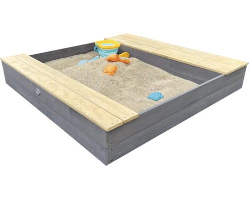 Bac à sable carré en bois avec banc sur le bord et jouets de sable, rempli de sable pour les enfants dans le jardin.