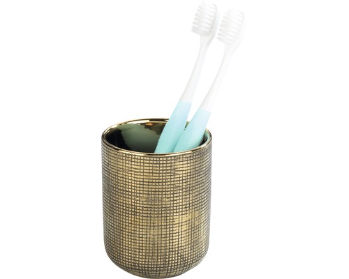 Brosses à dents dans un gobelet à brosses à dents doré
