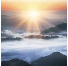 Paysage avec montagnes et brouillard dans la vallée au lever du soleil