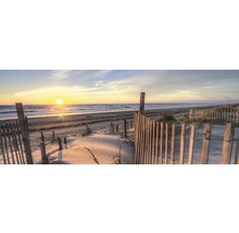 Paysage de plage avec clôture en bois et coucher de soleil