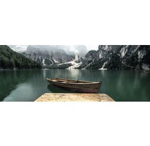 Bateau à rames sur le lac de montagne, sur une jetée en bois