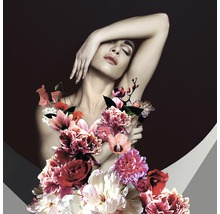 Fleurs décoratives sur une femme