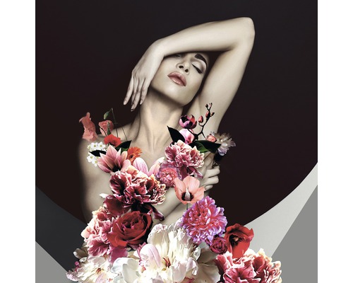 Fleurs décoratives sur une femme