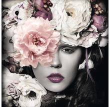 Portrait d''une femme avec une coiffe de fleurs