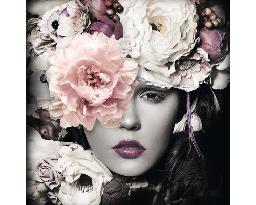 Portrait d''une femme avec une coiffe de fleurs