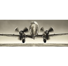 Flugzeug startet auf der Landebahn
