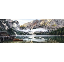 Photo panoramique d''un lac avec des montagnes, une forêt et un ponton