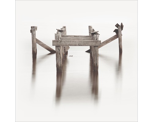 Fragment d''ancienne jetée en bois dans l''eau