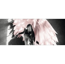 Femme avec des ailes décoratives devant un mur