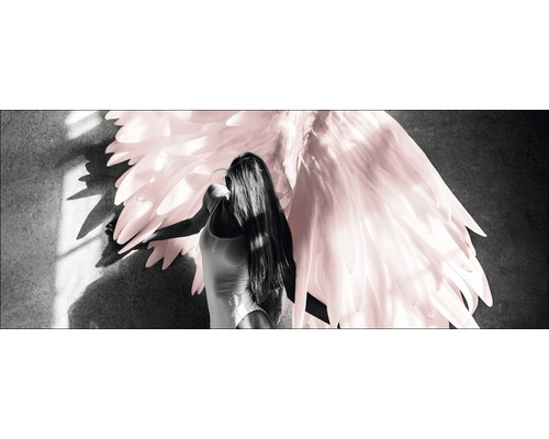 Femme avec de grandes ailes contre un mur