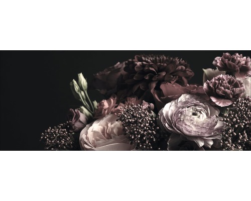 Detailansicht eines Blumenstraußes mit Rosen, Nelken, Dahlien und Ziergräsern.