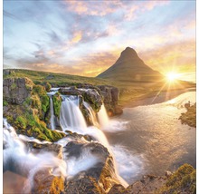 Cascade devant une montagne au lever du soleil