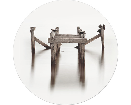Abstraktes Foto eines verfallenen Holzstegs im Wasser