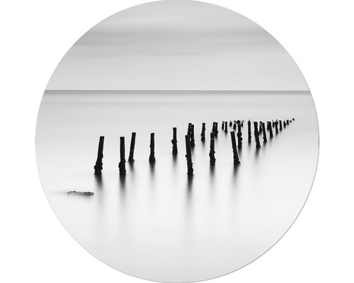 Fotografie einer Reihe alter Holzpfähle im Wasser