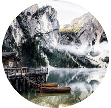 Paysage avec lac, montagnes, bateaux et jetée