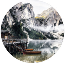 Paysage de montagne avec lac, bateaux et jetée en bois