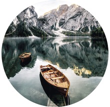Lac de montagne avec bateaux et panorama montagneux