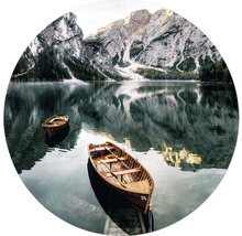 Scène apaisante avec deux barques sur un lac avec un paysage montagneux