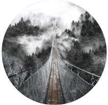 Image murale décorative avec un pont suspendu dans un paysage forestier brumeux