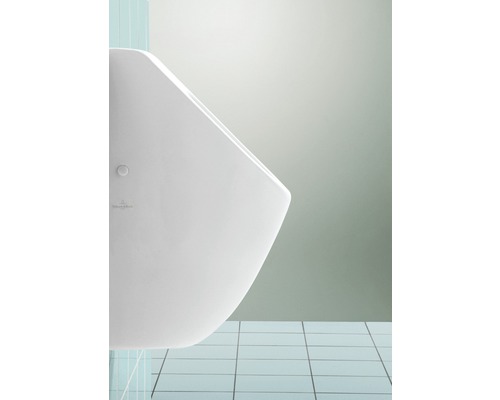Weißes Urinal von Villeroy & Boch in einem Badezimmer