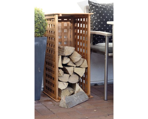 Étagère à bois en bois remplie de bois de chauffage