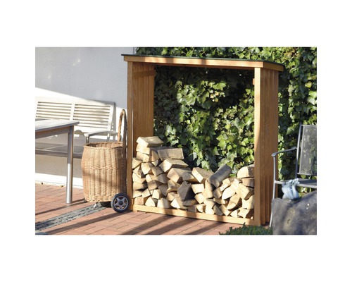 Abri à bois en bois avec bois de chauffage dans le jardin