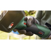 Cisailles à gazon sans fil Bosch AdvancedShear 18 dans la main avec des gants