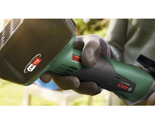 Cisailles à gazon sans fil Bosch AdvancedShear 18 dans la main avec des gants